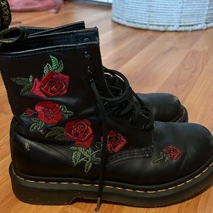 y2k 2000s embroidered rose dr. martens ! size 9 women’s